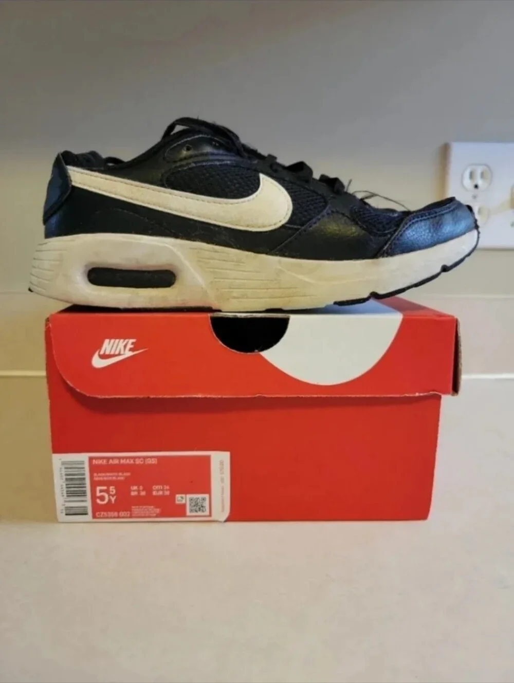 Sz. 5.5Y NIKE AIR MAX Running Shies